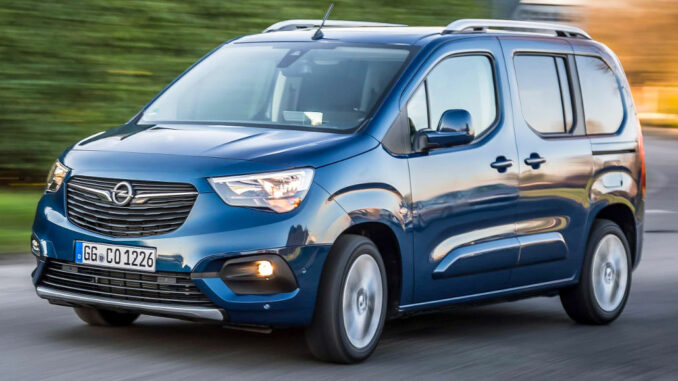 Ein blauer Opel Combo Life fährt 2021 in einem Kreisverkehr.