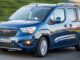Ein blauer Opel Combo Life fährt 2021 in einem Kreisverkehr.
