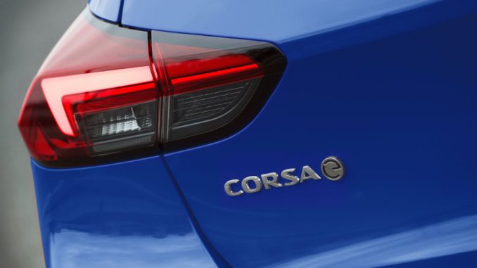Detailaufnahme eines vollelektrischen Opel Corsa-e in der Farbe Blau von 2020.