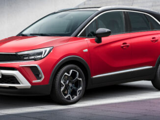 Ein roter Opel Crossland steht 2022 vor einer Treppe.