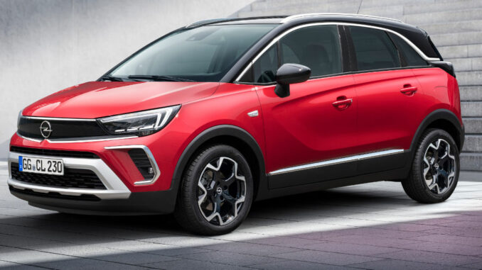 Ein roter Opel Crossland steht 2022 vor einer Treppe.
