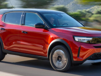 Ein roter Opel Frontera fährt 2025 über eine Landstraße.