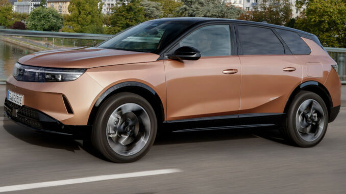 opel_grandland_2024 Ein bronzener Opel Grandland, fährt 2024 in Frankfurt über eine Mainbrücke.