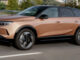 Ein bronzener Opel Grandland, fährt 2024 in Frankfurt über eine Mainbrücke.