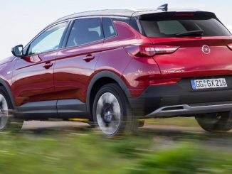 Ein roter Opel Grandland X fährt 2017 auf einer Landstraße.