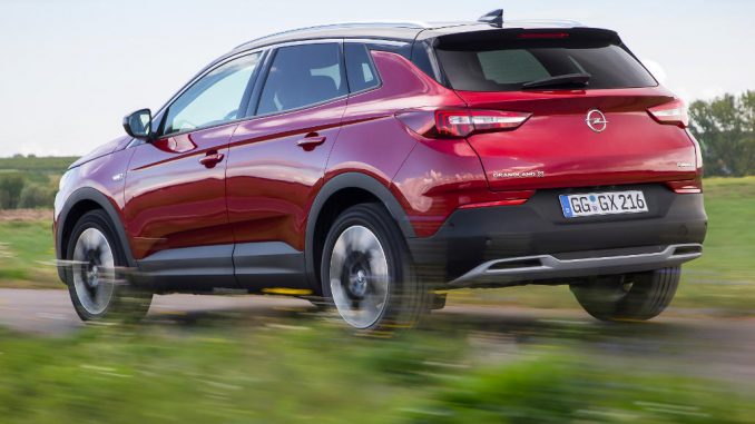 Ein roter Opel Grandland X fährt 2017 auf einer Landstraße.