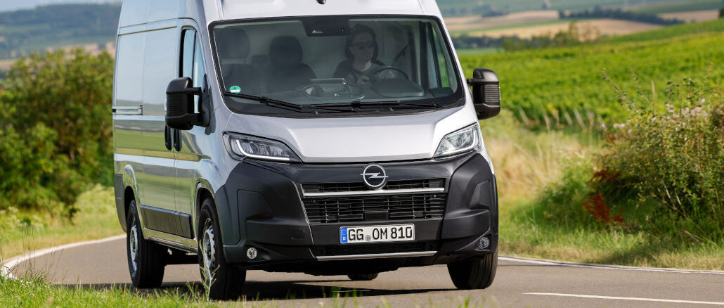 Ein silberner Opel Movano fährt 2024 über eine Landtraße.