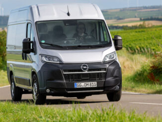 Ein silberner Opel Movano fährt 2024 über eine Landtraße.