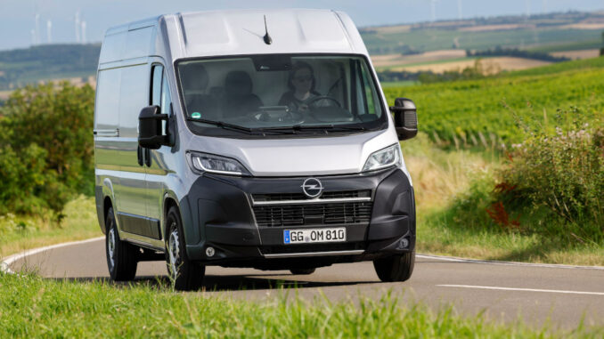 Ein silberner Opel Movano fährt 2024 über eine Landtraße.
