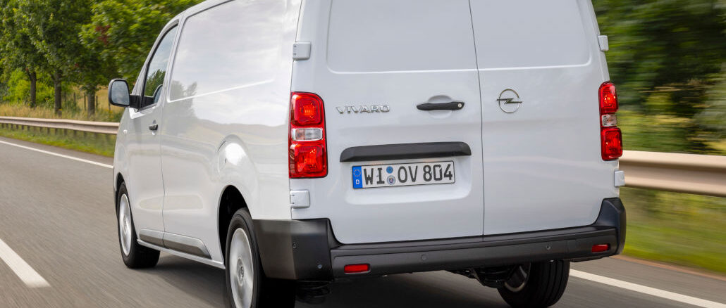 Ein weißer Opel Vivaro fährt 2024 auf einer Landstraße.