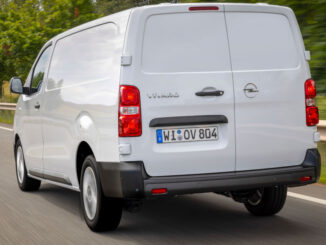 Ein weißer Opel Vivaro fährt 2024 auf einer Landstraße.