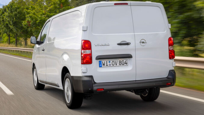Ein weißer Opel Vivaro fährt 2024 auf einer Landstraße.