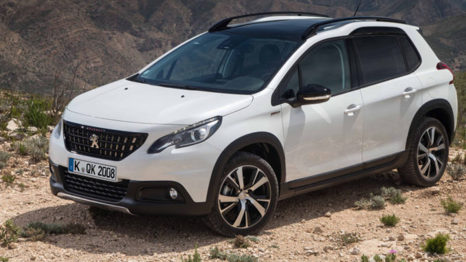 Ein weißer Peugeot 2008 steht 2017 in einer Wüstenlandschaft.