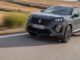 Ein grauer Peugeot 2008 fährt 2023 über eine französische Landstraße.