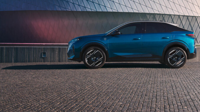 Ein blauer Peugeot 3008 steht 2024 auf einer gepflasterten Fläche.