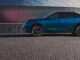 Ein blauer Peugeot 3008 steht 2024 auf einer gepflasterten Fläche.