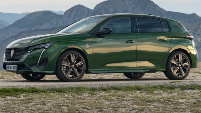 Ein grüner Peugeot 308 steht 2021 vor einer Bergkulisse.