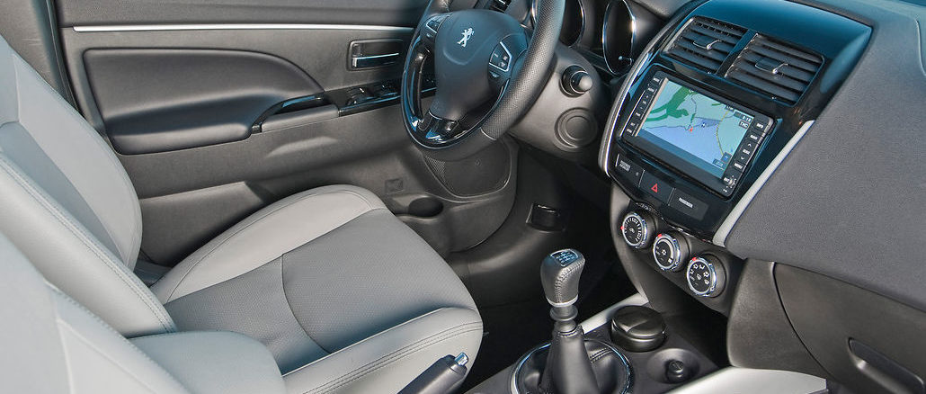 Interieur eines Peugeot 4008 in grau und schwarz.