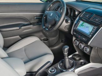 Interieur eines Peugeot 4008 in grau und schwarz.