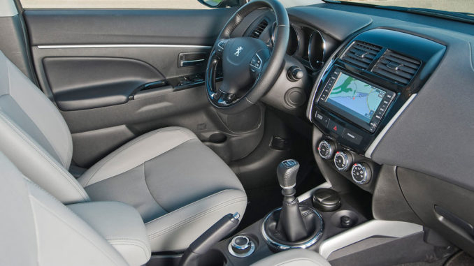 Interieur eines Peugeot 4008 in grau und schwarz.