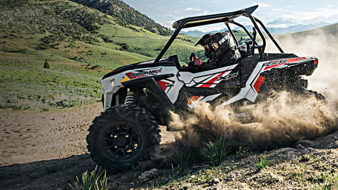 Ein ATV Polaris RZR XP 1000 fährt durch eine hügelige Graslandschaft.