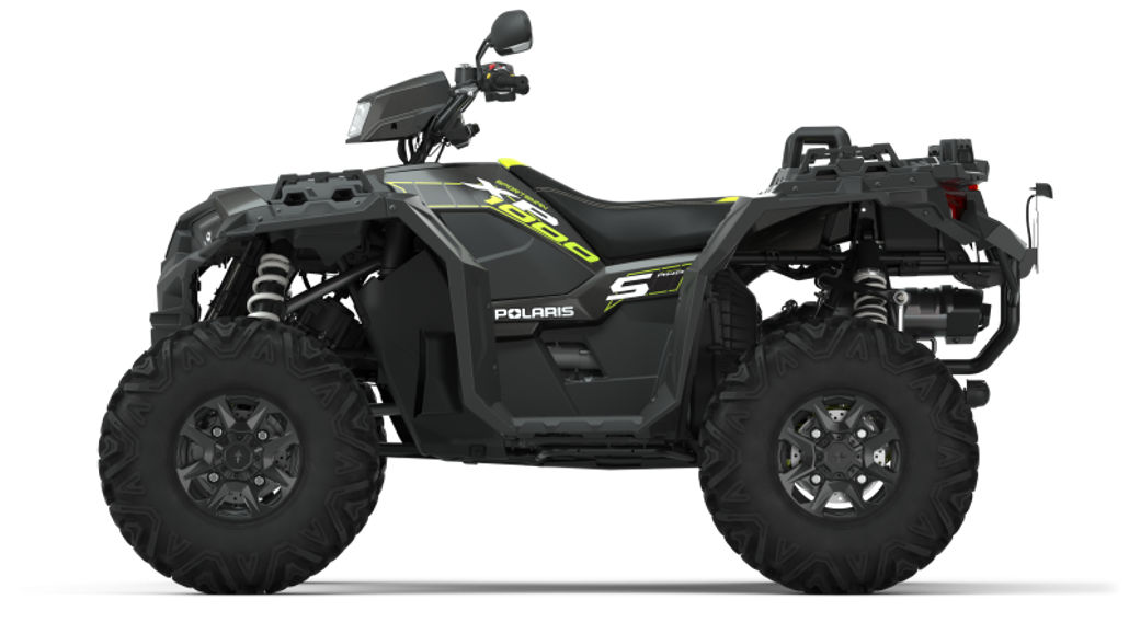 Studioaufnahme eines schwarzen Polaris Sportsman XP 1000 S des Modelljahres 2023.