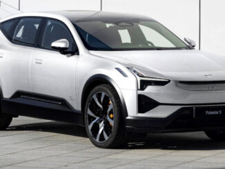 Ein weißer Polestar3 steht 2025 vor einem Bürogebäude.
