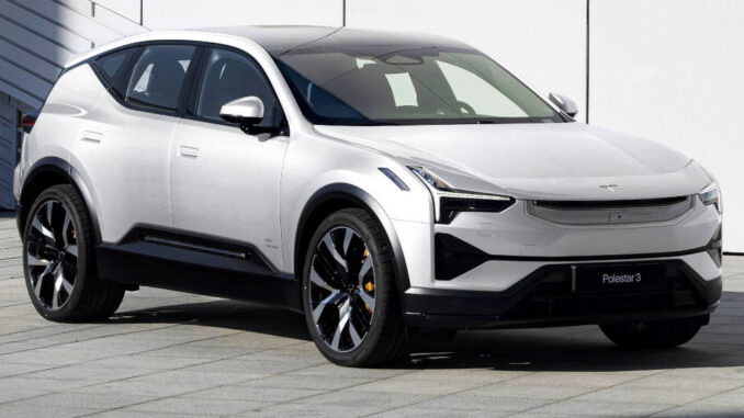 Ein weißer Polestar3 steht 2025 vor einem Bürogebäude.