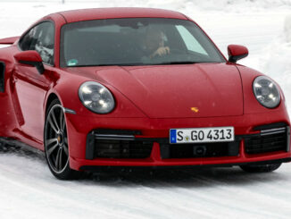 Porsche Winter-Event 2022 - ein roter 911 Turbo S fährt um eine verschneite Kurve.