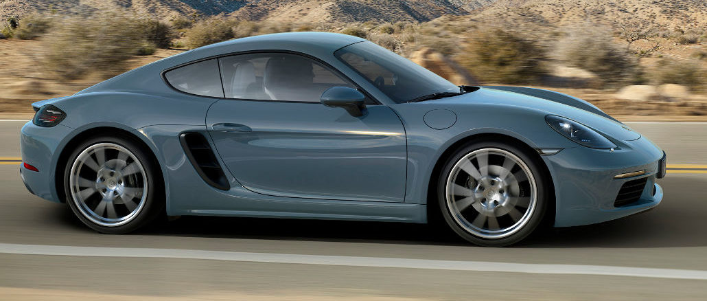 Ein blau-grauer Porsche 718 Cayman fährt 2016 durch eine Wüstenlandschaft.