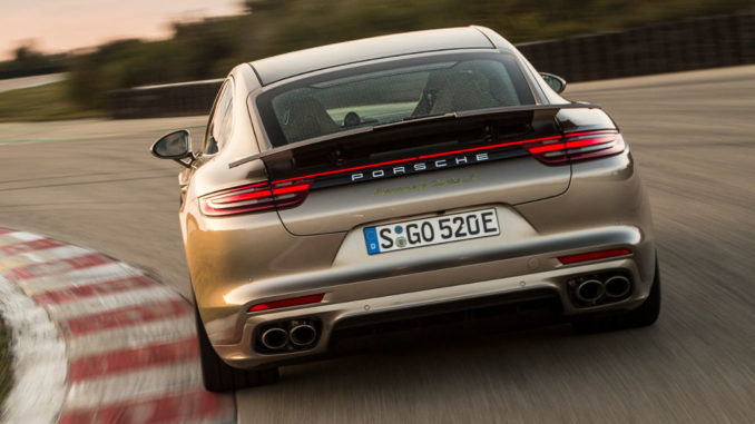 Produkte Produkt-Fakten Panamera Panamera Turbo S E-Hybrid Exterieur braun hinten fahrend Panamera (G2) TitelPanamera Turbo S E-Hybrid (US-Version)