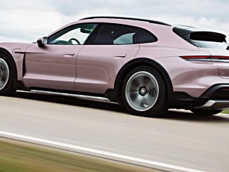 Ein Porsche Taycan 4 Cross Turismo in frozenberrymetallic fährt 2021 auf einer Landstraße.