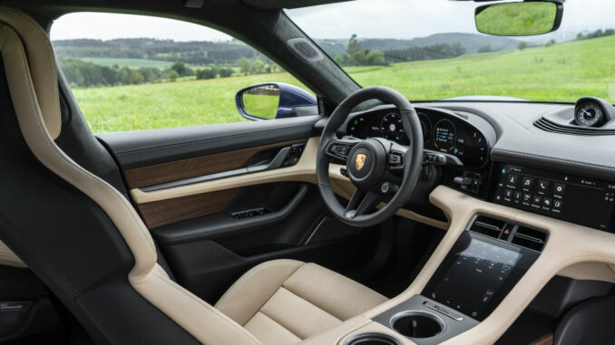 Cremefarbenes Interieur eines Porsche Taycan Turbo von 2019.