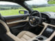 Cremefarbenes Interieur eines Porsche Taycan Turbo von 2019.