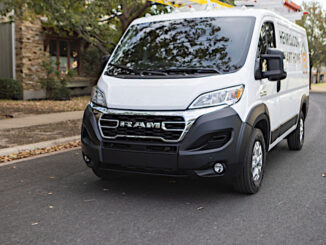 Ein weißer Ram Promaster (MY2024) fährt 2023 zu einem Handwerkereinsatz.