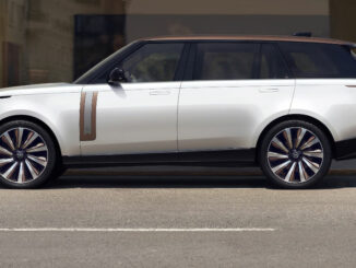 Ein weißer Range Rover steht 2022 vor einem Gebäude.