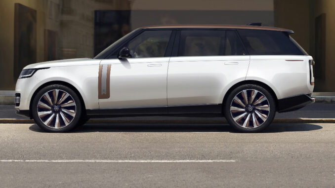 Ein weißer Range Rover steht 2022 vor einem Gebäude.