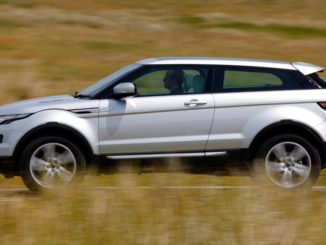 Ein silberner Range Rover Evoque fährt 2012 durch eine Steppenlandschaft.