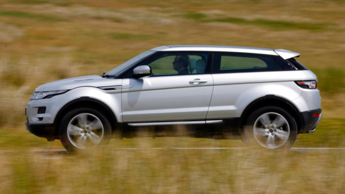 Ein silberner Range Rover Evoque fährt 2012 durch eine Steppenlandschaft.