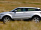 Ein silberner Range Rover Evoque fährt 2012 durch eine Steppenlandschaft.
