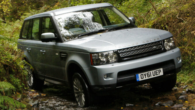 Ein silberner Range Rover Sport fährt 2011 durch den Dschungel.