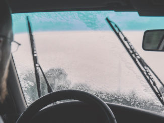 auto windschutzscheibe fahren regen scheibenwischer