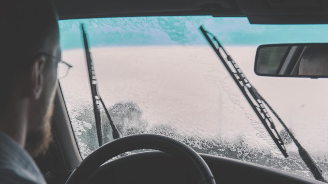 auto windschutzscheibe fahren regen scheibenwischer