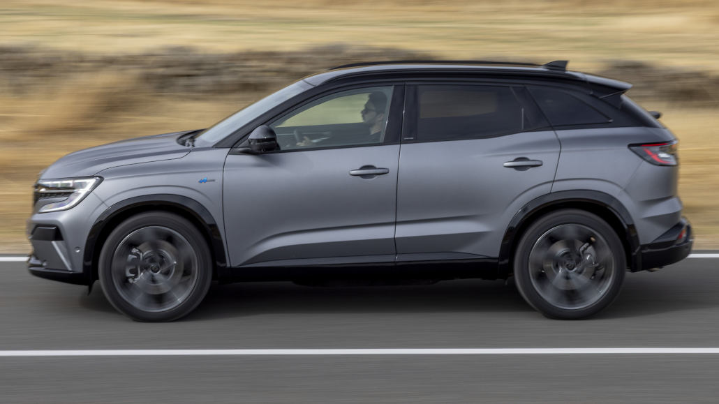 Ein grauer Renault Austral fährt 2022 auf einer Landstraße durch die Steppe.