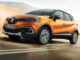 Ein orangener Renault Captur fährt durch eine karge Landschaft.