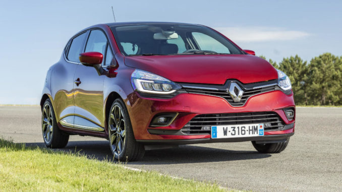 Ein roter Renault Clio steht 2016 am Rande einer Landstraße in Frankreich.