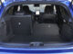 Blick durch die Heckklappe eines blauen Renault Clio von 2021 auf die Rücksitzlehne.