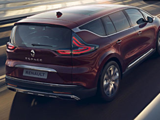 Ein roter Renault Espace der fünften Generation fährt 2019 auf einer Brücke.