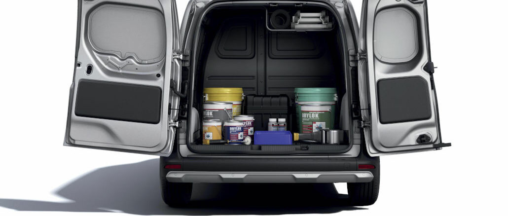 Studioaufnahme eines silbernen Renault Kangoo von 2022 mit geöffneten Doppelhecktüren.