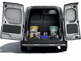 Studioaufnahme eines silbernen Renault Kangoo von 2022 mit geöffneten Doppelhecktüren.